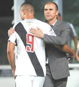  ?? PAULO FERNANDES/VASCO.COM.BR ?? Luis Fabiano é abraçado por Milton Mendes: atacante se recupera bem