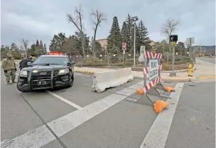  ?? LUIS SÁNCHEZ SATURNO/THE NEW MEXICAN ?? Roadblocks were in place around the Capitol on Monday, including at the corner of Don Gaspar Avenue and Paseo de Peralta.