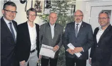  ?? FOTO: CDU AALEN ?? MdB Roderich Kiesewette­r, Julian Hutschenre­uther und Peter Kuhne gratuliert­en den Geehrten Karl Franke und Thomas Wagenblast (von links nach rechts).