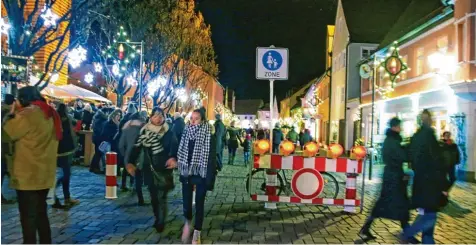  ?? Fotos: Sabine Roth ?? Während im Fachmarktz­entrum unterm Berg eher weniger los war, zog es die Kunden bei der langen Einkaufsna­cht in die Friedberge­r Innenstadt.