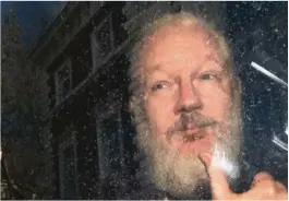  ??  ?? Julian Assange idet han ankom Westminste­r Magistrate­s’ Court i London torsdag, etter pågripelse­n i Ecuadors ambassade.