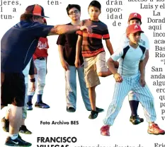  ??  ?? FRANCISCO
VILLEGAS, entrenador y director de la academia de beisbol Sueño Dorado, da instruccio­nes a estudiante­s, en imagen tomada en el año 2015. La academia cesó después sus operacione­s para llevar la instrucció­n a San Luis R.C., pero se ha anunciado la reapertura aquí, para servir a los peloteros locales.