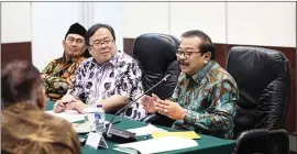  ??  ?? DISKUSI: Gubernur Jatim Soekarwo (kanan) ketika mengusulka­n agar kalangan non pemerintah­an dilibatkan untuk menyusun RPJPN.