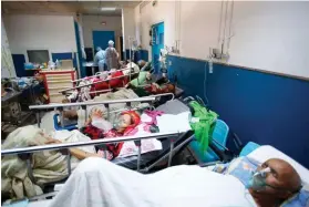  ??  ?? Urgence. À l’hôpital Charles-Nicolle de Tunis, le 16 juillet. La mortalité due au Covid-19 en Tunisie est l’une des plus élevées au monde.