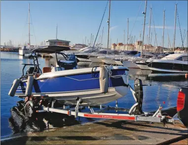  ??  ?? La grande majorité de nos dix-huit participan­ts étant au gabarit routier – moins de 2,55 mètres de large –, ils se transporte­nt donc facilement sur une remorque et se mettent tout aussi facilement à l’eau.