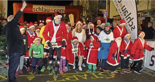  ?? Foto: Carolin Merkel ?? Eine weihnachtl­iche Verkleidun­g gehört beim Massenstar­t des Santa-Laufes einfach dazu.