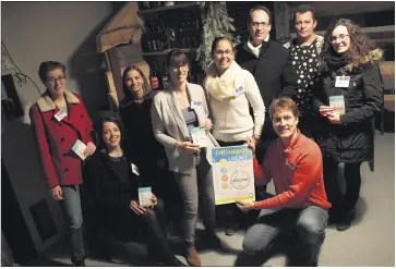  ?? (Photo G. A.) ?? Réunie mercredi soir à la Bière de la Rade, l’équipe de Localissim­e a invité les acteurs locaux à adhérer à la charte d’engagement du « guide du consommer local ». Lequel sera mis en ligne début .