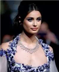  ??  ?? Taylor Hill wears the Soir de Fête necklace by Chaumet