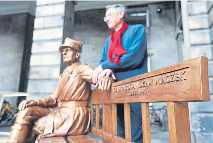  ?? Picture: Mhairi Edwards ?? Sculptor Bronislaw Krzysztof with his spectacula­r statue of General Stanislaw Maczek which will be officially unveiled outside Edinburgh City Chambers.