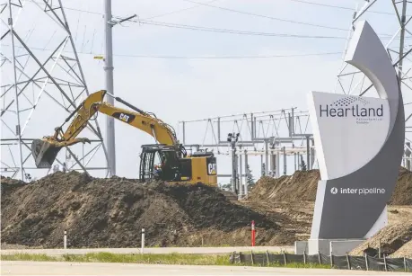  ?? JASON FRANSON/BLOOMBERG ?? The Inter Pipeline Heartland petrochemi­cal complex is under constructi­on in Alberta's Strathcona County. Brookfield says it is willing to increase its bid to $20.40 per Inter Pipeline share from $19.75. Brookfield also said its offer would be extended until July 13.