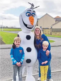  ??  ?? Micah, Rory and Jennifer with Olaf after he brought some cheer to children in Kirkcaldy.
