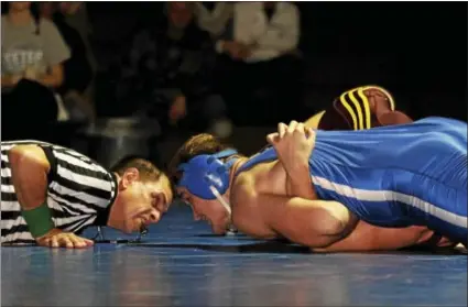  ?? KIRK NEIDERMYER - FOR DIGITAL FIRST MEDIA ?? Exeter’s Dennis Karas gets the pin on Governor Mifflin’s Joshua Liptock at Exeter High School in Exeter Township on Wednesday, Dec. 14.