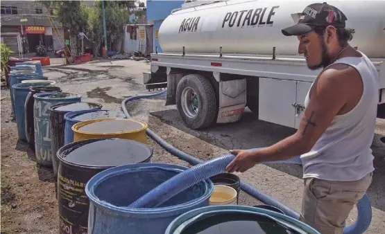  ?? Suministro de agua en CDMX. Foto cortesía: Cuartoscur­o (Andrea Murcia) ??