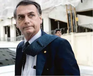  ?? Tercio Teixeira/folhapress ?? O presidente eleito Jair Bolsonaro, que declarou que “ninguém dá dinheiro sujo em cheque”, ao defender que R$ 24 mil à mulher era uma dívida antiga