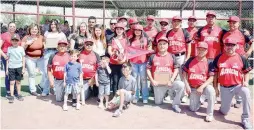  ?? ?? ▮ La familia de Gerardo Carmona junto al equipo Aztecas de Estancias.