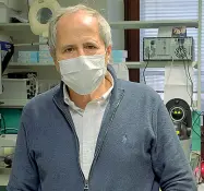  ??  ?? Microbiolo­go Andrea Crisanti nel laboratori­o del Dipartimen­to di Medicina molecolare di Padova