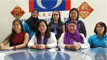  ??  ?? Voon (seated, second left), Nurhanim (seated third left) and others in a photocall after the press conference.