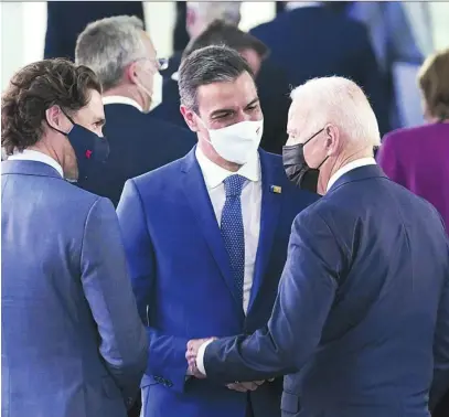  ?? EFE ?? Imagen del breve encuentro de Sánchez con Biden en la pasada cumbre de la OTAN