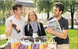  ??  ?? Die Studenten Martin Döring (25), Sophie Frankowitz (22) und Philipp Greif (25, von links) freuen sich über die MOPO-Campustüte­n.