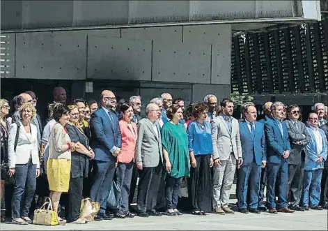  ?? XAVIER GÓMEZ ?? Ada Colau, Dolors Montserrat y Antoni Comín junto a algunos de los miembros del comité de apoyo a la candidatur­a