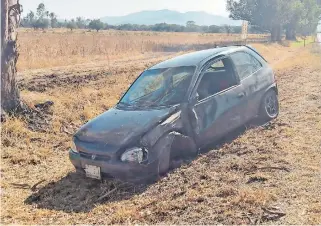  ??  ?? El auto quedó fuera de la carretera con dirección a San Juan.