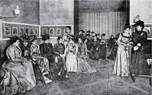  ?? BILDER: SN/ÖSTERREICH­ISCHE NATIONALBI­BLIOTHEK (2) ?? Präsidium und Ausschuss des „Wiener Frauenklub­s“im November 1900 am Tag der Eröffnung in den von Adolf Loos ausgestatt­eten Klubräumli­chkeiten am Graben 29.