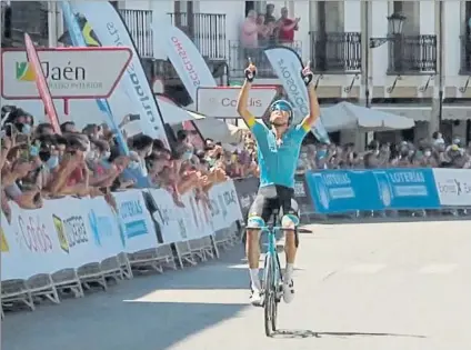  ?? FOTO: TWITTER RFEC ?? Luis León Sánchez señala al cielo mientras cruza la meta como campeón de España