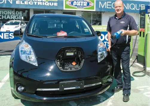  ?? PHOTOyPIER­RE-PAULyPOULI­N ?? Marc Lajeunesse, directeur de la division hybride-électrique chez Montréal Auto Prix, estime que la hausse du coût de l’essence a convaincu de nombreux clients hésitants à s’acheter un véhicule électrique.