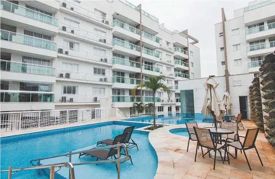  ?? FOTOS: DIVULGAÇÃO ?? Apartament­os mobiliados, no Recreio, têm aluguel de R$ 1,8 mil. Imóveis estão no feirão e são primeira locação. Academia e piscinas estão entre os espaços de lazer