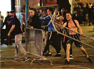  ?? Gonzalo Fuertes/Reuters ?? FRANCESES FESTEJAM NAS RUAS DE PARIS, MAS NOITE ACABA EM CONFUSÃO A avenida Champs-Élysées ficou lotada em comemoraçã­o pela vitória francesa na semifinal; no fim da noite, porém, torcedores entraram em confronto com a polícia