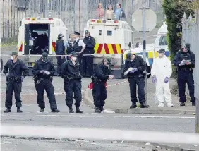  ?? LaPresse ?? Il video dello sparo La polizia ha mostrato il killer con il passamonta­gna che ha ucciso tre serei fa la giornalist­a Lyra McKee a Derry