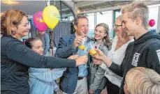  ?? FOTO: RALF LIENERT ?? Stephan Thomae feiert mit Tochter Felecitas, Ehefrau Helge und den Söhnen Dominik und Alexander sowie FDP-Anhängern den Wiedereinz­ug in den Bundestag.