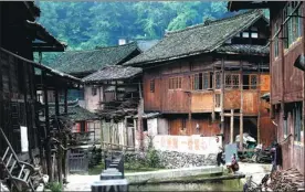  ?? HOU LIQIANG/CHINA DAILY ?? Traditiona­l buildings in Fanpai village are made of wood and retain ancient constructi­on methods.