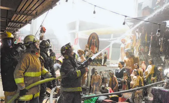  ?? LUIS BARRERA/ LA PRENSA ?? Los bomberos tardaron media hora en ingresar al mercado pues primero sortearon los puestos ambulantes