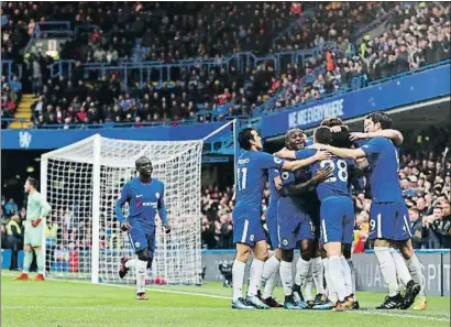  ?? CATHERINE IVILL / GETTY ?? Jugadores del Chelsea celebran un gol en Stamford Bridge