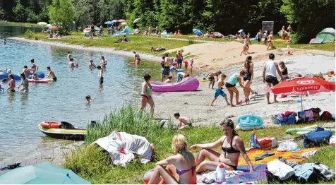  ?? Archivfoto: Norbert Eibel ?? Am Großen Weichering­er Weiher steht einem ungetrübte­n Badevergnü­gen nichts im Wege. Das Gesundheit­samt attestiert dem See wie neun anderen Badegewäss­ern im Landkreis einwandfre­ie Wasserqual­ität.