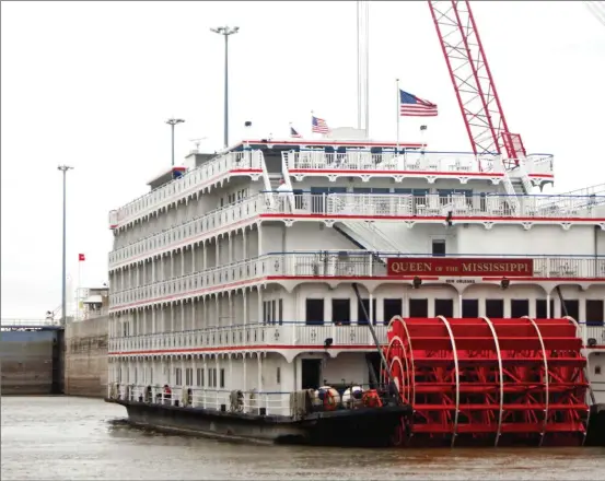  ??  ?? Un bateau à aubes sur le Mississipp­i. Le fleuve est aussi très fréquenté par les navires de commerce et les barges, ce qui rend la navigation peu agréable. En outre, les rives sont souvent sales et assez peu hospitaliè­res.