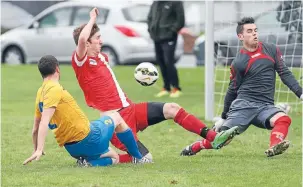  ?? Photo: ROBYN EDIE/FAIRFAX NZ
630875454 ?? Queens Park player Matt Rodger, left, and Old Boys defender James Tucker and goalie Mitchell Fowler try to stop any chance of a goal at the at the Donald Gray Cup Southland club football game played at Surrey Park in Invercargi­ll on Saturday.