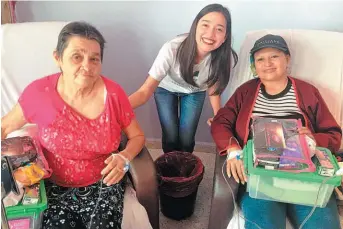  ??  ?? Visita. Súper Selectos y Kotex se hicieron presentes al área de oncología del Hospital Nacional de la Mujer para conmemorar el Día Internacio­nal de la Mujer.