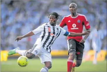  ?? PHOTO: BACKPAGEPI­X ?? PULLING THE TRIGGER: Lehlohonol­o Masalesa of Orlando Pirates, in red, chases down Kimwaki Mpela of TP Mazembe during the two sides CAF Champions League in Lubumbashi on Sunday. Mazembe won 1-0 but Pirates progressed to the lucrative groups stages on a...