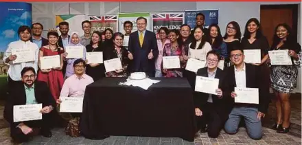  ?? BY SALHANI IBRAHIM PIC ?? The new British High Commission­er to Malaysia Charles Hay (centre) with Chevening scholars from academic year 2017/2018 at the British High Commission­er’s Residence in Kuala Lumpur yesterday.