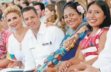  ??  ?? El gobernador, Alejandro Murat, y su esposa Ivette (izq.); la Diosa Centéotl, Lilia López Hernández, y Yalitza Aparicio, en el palco de honor.