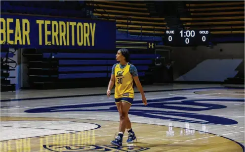  ?? Photos by Yalonda M. James / The Chronicle ?? Cal sophomore Jayda Curry was the Pac-12's leading scorer last season. Below: Assistant coach Eliza Pierre works with Curry.