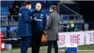  ??  ?? Huntelaar (l.) vor dem Anpfiff mit Schalke-Trainer Christian Gross und Kölns Sportdirek­tor Horst Heldt (r.)