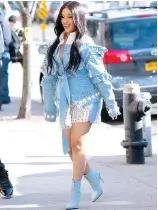  ?? F.E ?? Cardi B combina su outfit con zapatos en denim.