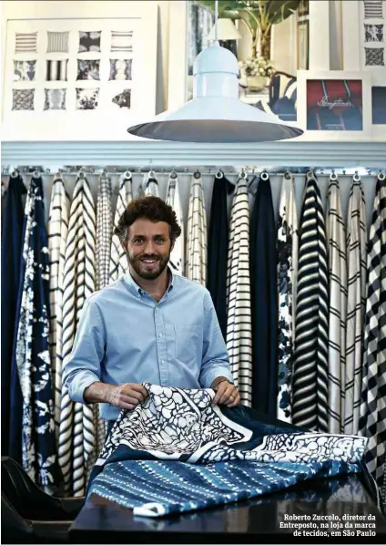  ??  ?? Roberto Zuccolo, diretor da Entreposto, na loja da marca de tecidos, em São Paulo