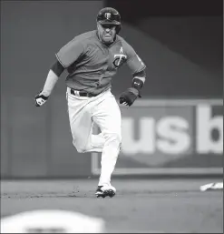  ?? AARON LAVINSKY/TRIBUNE NEWS SERVICE ?? The Minnesota Twins' Brian Dozier advances to third base on a fly out by Joe Mauer against the Kansas City Royals on Friday in Minneapoli­s.