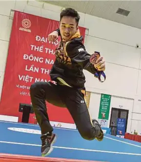  ?? BERNAMA PIC ?? Yeap Wai Kin shows off his men’s daoshu-gunshu bronze medal at Cau Giay Gymnasium in Hanoi yesterday.