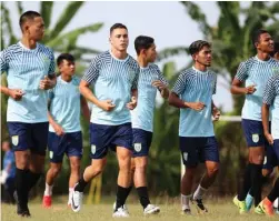  ?? PERSELA FOR JAWA POS ?? TAK PERNAH DILIBATKAN: Pemain Persela Lamongan melakukan pemanasan sebelum berlatih.