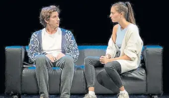  ?? ?? La actriz catalana Julia Ferré y el argentino Victorio D’Alessandro.en una escena de la obra.